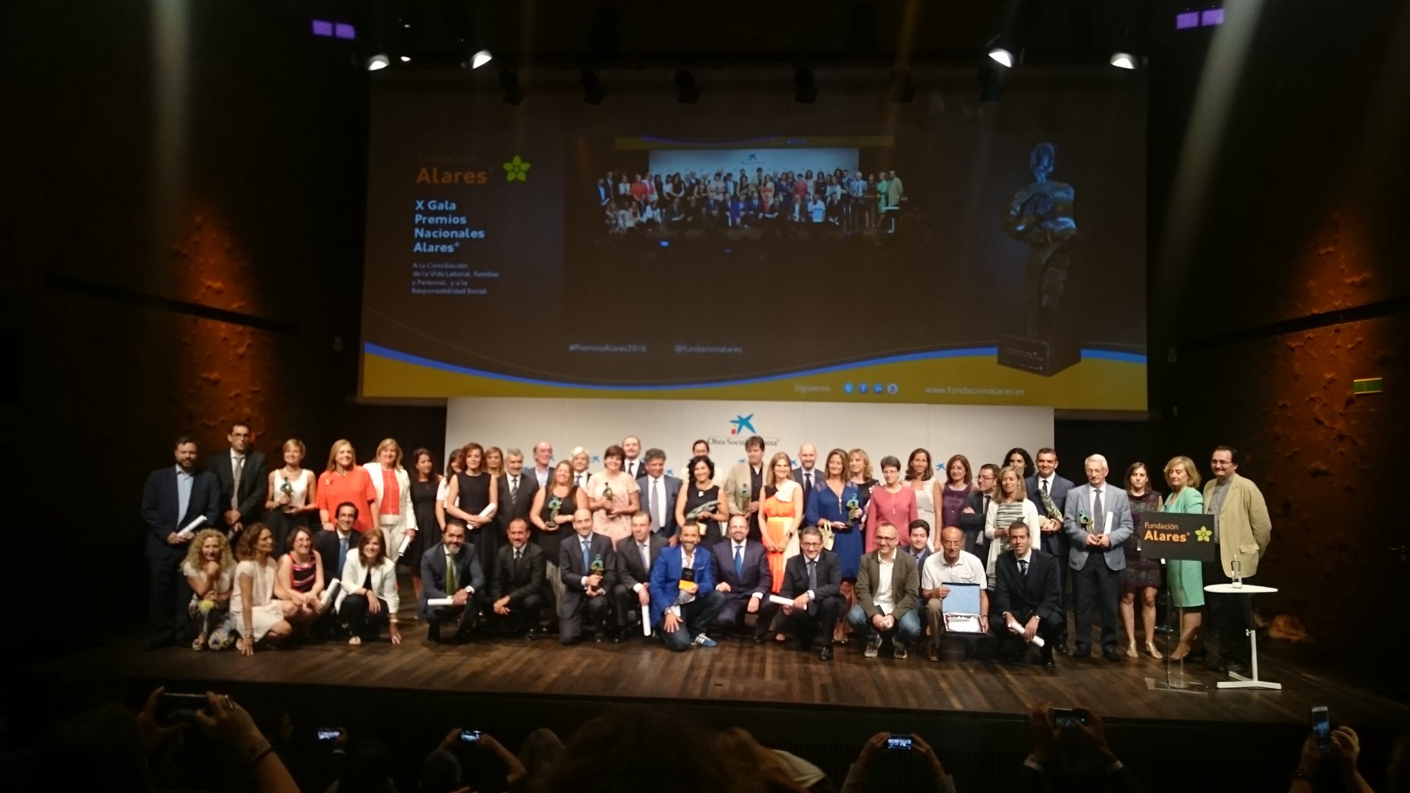 Foto familia premio ALARES 2016.jpg